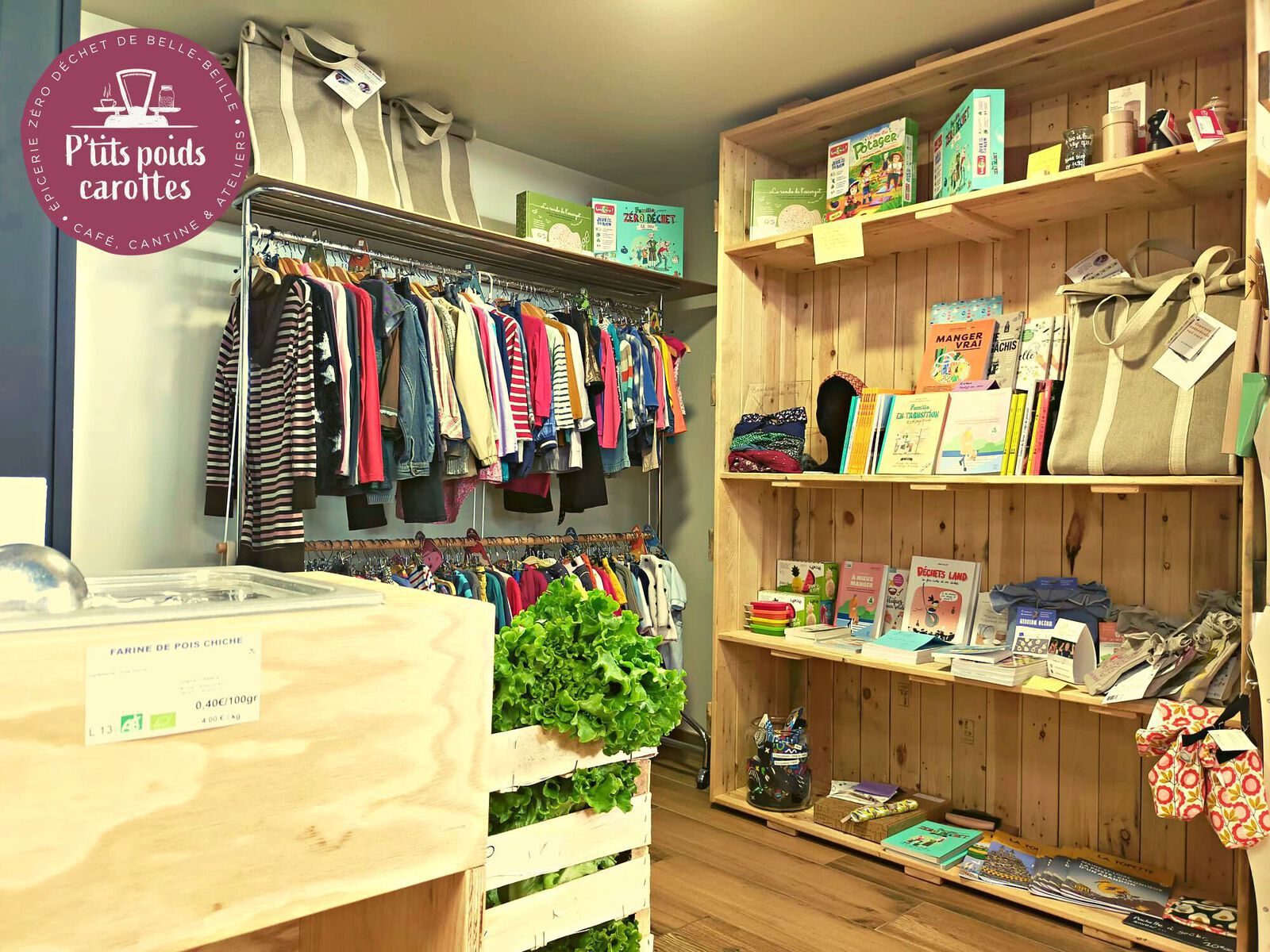 photo de l'épicerie vrac à Angers P'tits poids carottes avec l'espace accessoires zéro déchet