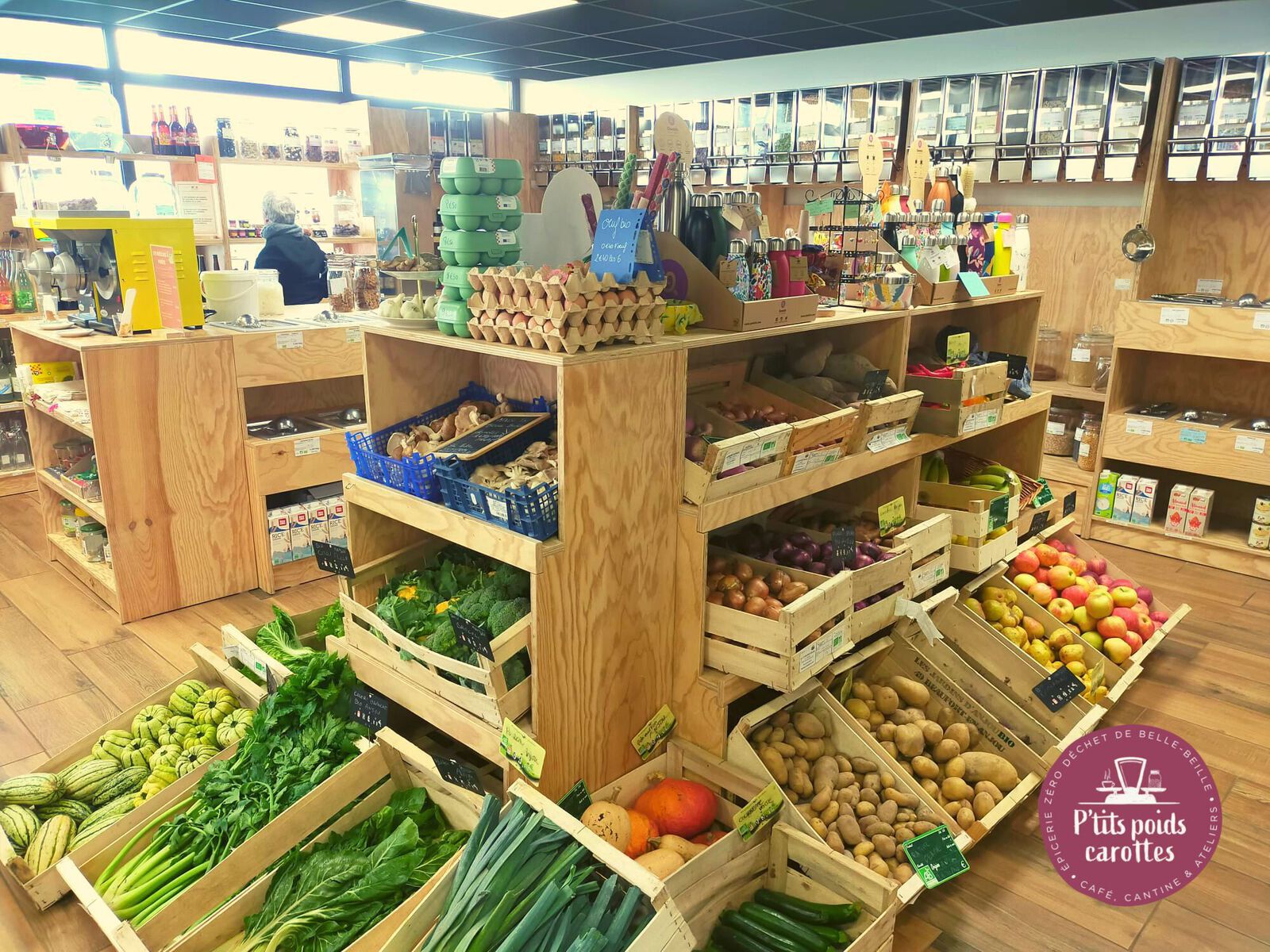 Photo de l'épicerie vrac à Angers P'tits poids carottes avec leur étale de fruits et légumes frais, bio locaux et de saison