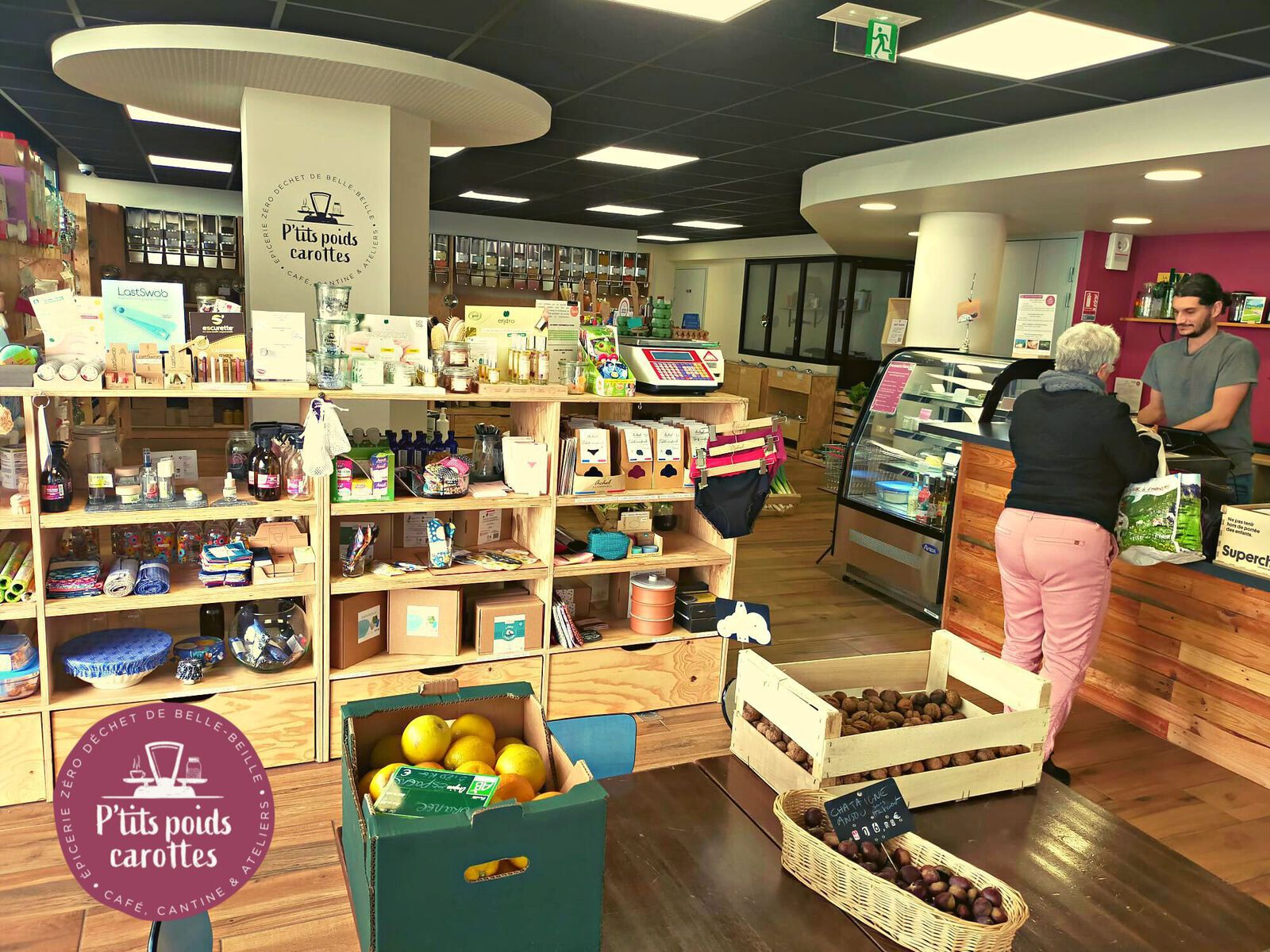 photo de l'épicerie vrac P'tits poids carottes avec une cliente en caisse